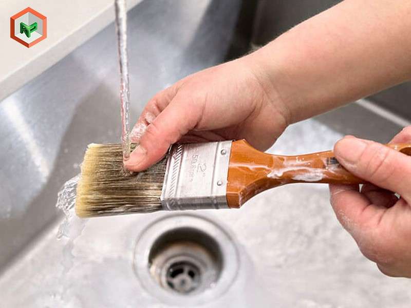Vệ sinh dụng cụ sơn sau khi dùng
