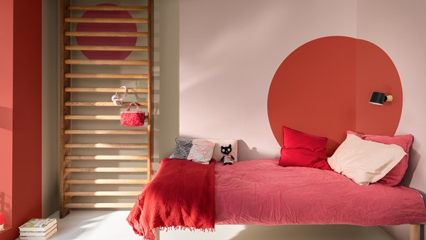 Phòng ngủ với tường màu hồng nhạt phối đỏ đậm.