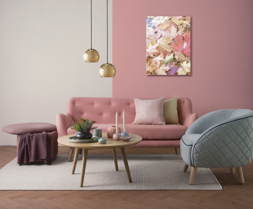 Tường màu hồng pastel làm nổi bật phụ kiện, đồ nội thất phòng khách một cách nhẹ nhàng.