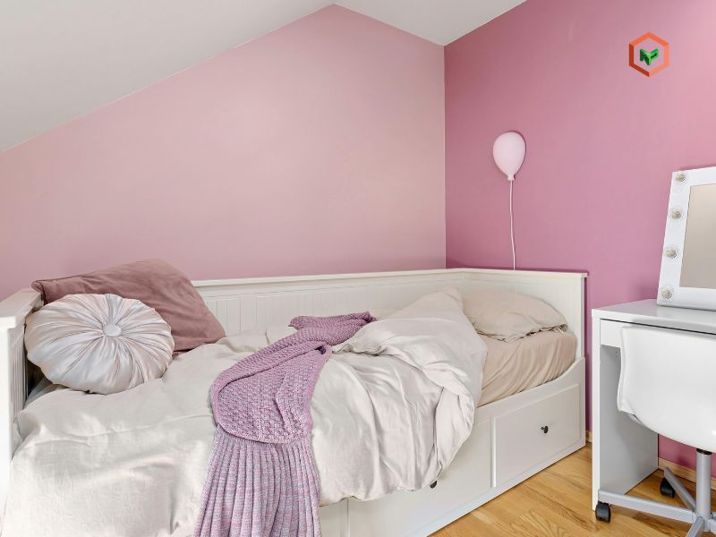 Top 7 Màu Sơn Chuẩn Đẹp Cho Phòng Ngủ Nhỏ Hẹp 36 Phòng ngủ kết hợp 2 tone hồng đạm nhạt và màu trắng hài hòa, sang trọng