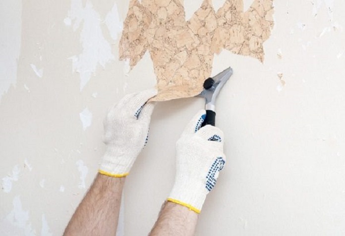 Làm sạch tường cũ trước khi sơn