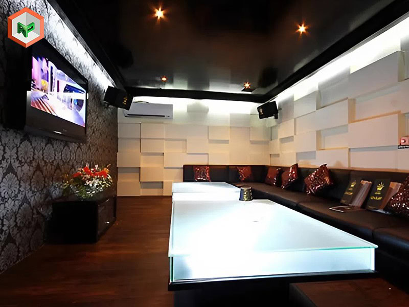 Phòng karaoke sơn hiệu ứng phối trắng – đen sang trọng, cá tính