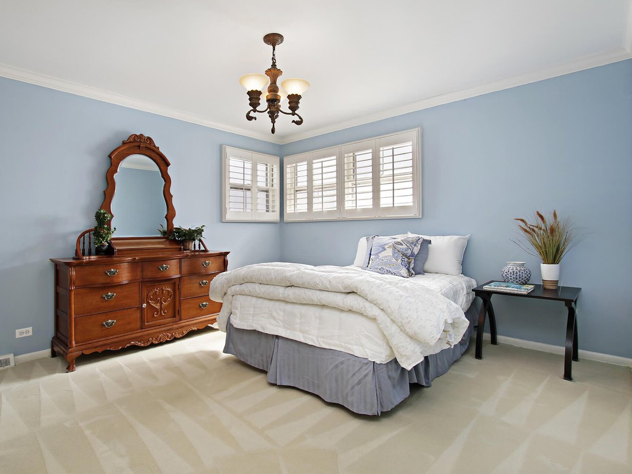 Phòng ngủ sơn tường xanh dương mã Forget Me Not 69A-3P kết hợp trần màu trắng sáng sủa, nhẹ nhàng.