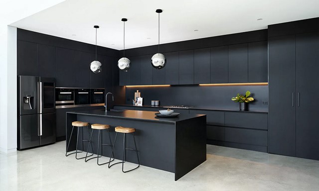 Phối màu đen Black Night NP N 1995A - trắng tạo thành không gian phòng bếp sang trọng, hiện đại.