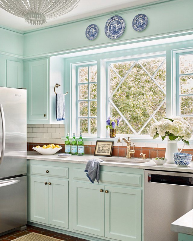 Phòng bếp sơn màu xanh mint tạo nên cảm giác nhẹ nhàng và bình yên.
