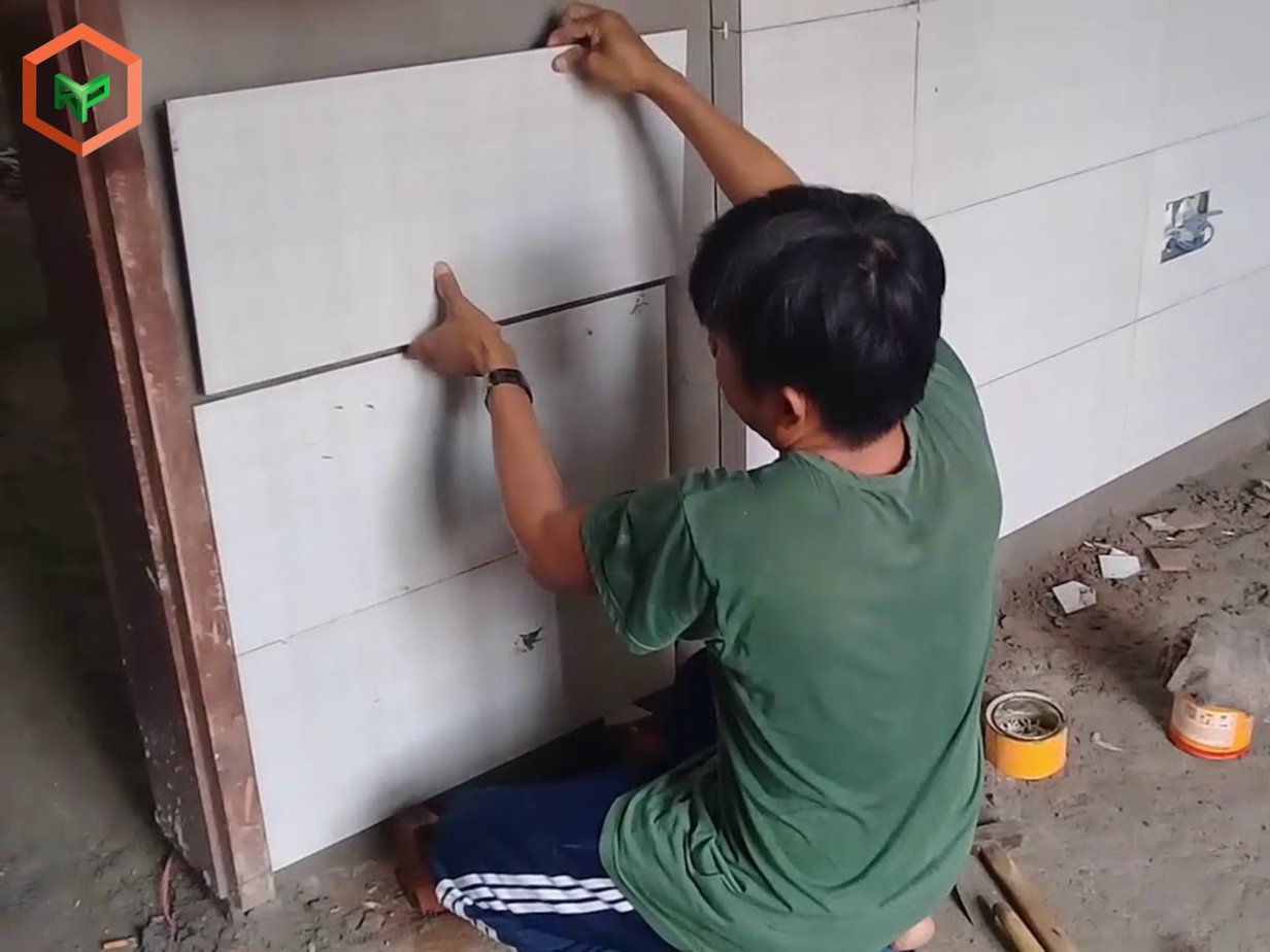 Ốp gạch tường có độ bền cao, chống thấm tốt, dễ vệ sinh và giúp không gian trở nên sang trọng, hiện đại