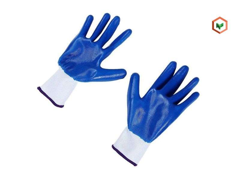 Đồ Bảo Hộ Cho Thợ Sơn Gồm Những Gì? 18 Găng tay bảo hộ