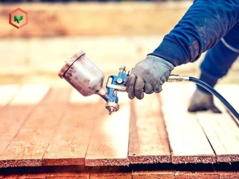 Máy phun sơn PU (polyurethane) được thiết kế để phun các loại sơn gốc dầu, có khả năng chống trầy xước và chịu thời tiết tốt
