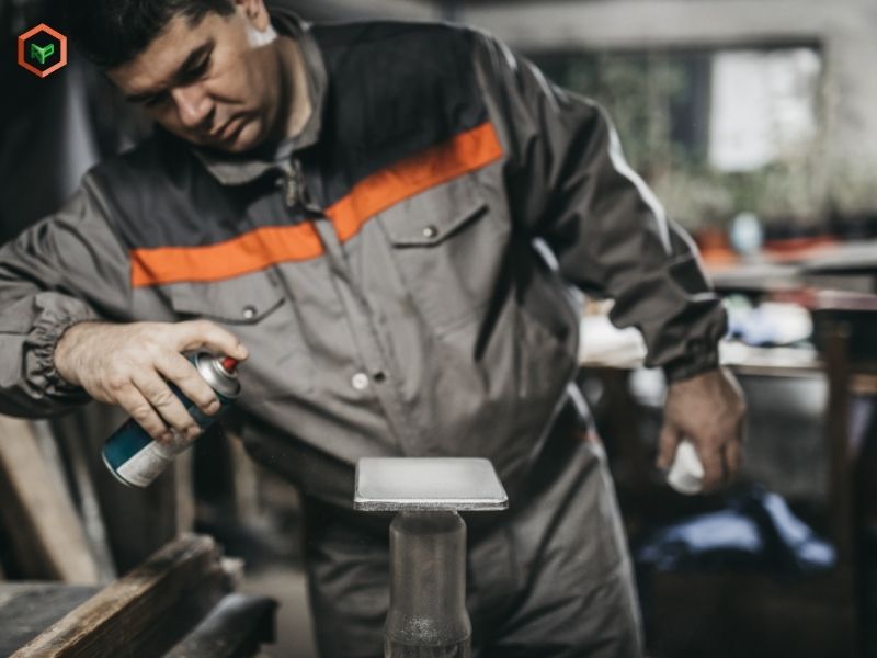 Sơn xịt là công cụ hiệu quả để làm mới hoặc trang trí các vật dụng trong nhà