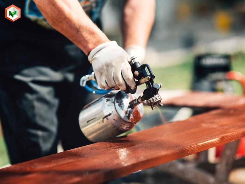Máy phun sơn là thiết bị dùng áp lực để biến sơn thành dạng sương mịn và phủ đều lên bề mặt