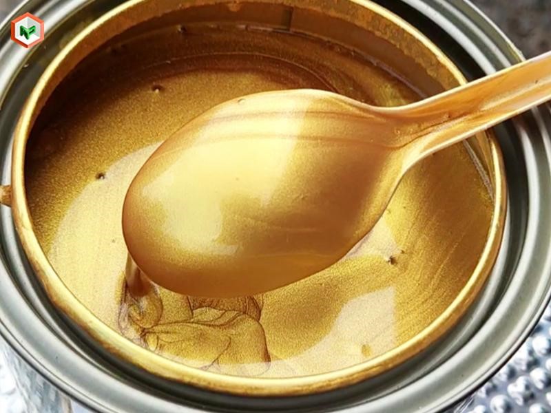 Sơn nhũ là dòng sơn trang trí cao cấp chứa các hạt ánh kim (như vàng, bạc, đồng)