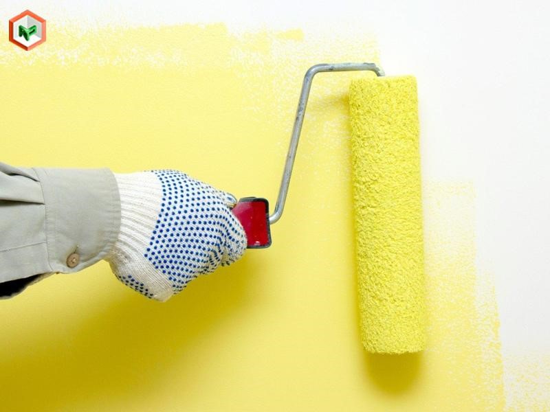 Chất liệu ống lăn là yếu tố đầu tiên quyết định khả năng hấp thụ, giữ và phân bổ sơn