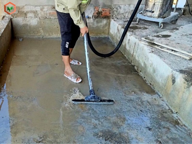 Vệ sinh và xử lý bề mặt trước khi chống thấm